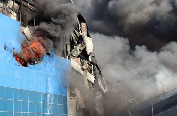 20일 오후 1시17분께 대전광역시 대덕구 문평동의 자동차 부품공장에서 화재가 발생해 소방대원들이 화재 진압을 하고 있다. /사진=뉴시스