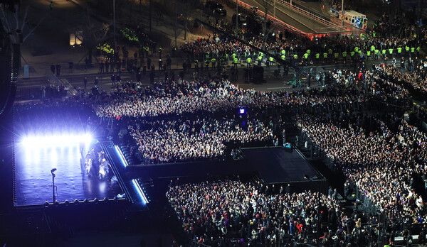 21일 서울 종로구 광화문 광장에서 펼쳐진 방탄소년단(BTS)의 컴백 무대 /사진=뉴시스