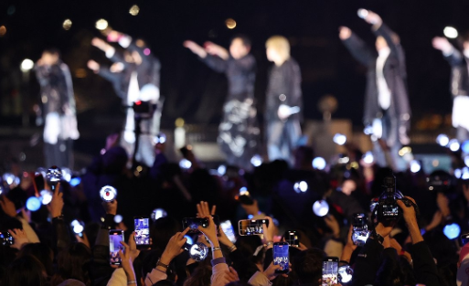 &nbsp;'BTS&nbsp;컴백 라이브: 아리랑'(BTS&nbsp;THE COMEBACK LIVE｜ARIRANG)을 찾은 팬들이 응원봉을 든 채 휴대전화 카메라로&nbsp;BTS의 공연 모습을 담고 있다. /사진=연합뉴스