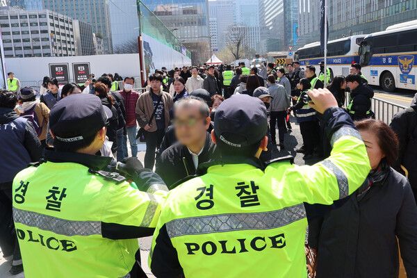 방탄소년단(BTS) 컴백 공연 당일인 21일 서울 종로구 광화문광장 인근 게이트에서 경찰이 안내하고 있다. /사진=뉴시스