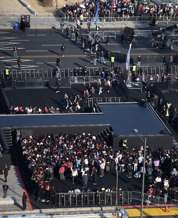 BTS 팬들이 21일 서울 종로구 광화문광장에서 열리는 BTS 컴백 공연을 관람하기 위해 관객석으로 입장하고 있다. /사진=뉴시스