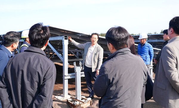 하나은행은 지난 20일 제주도 일대의 신재생에너지 발전단지를 방문해 생산적 금융 실행력 강화를 위한 ‘국가 첨단전략산업 현장연수‘를 실시했다.&nbsp;이날 현장연수에 참여한 하나은행 심사역과 기업금융전문역(RM) 직원들이 제주도 서귀포시에 건설중인 해오름에너지 태양광발전소에서 태양광 패널 설치과정에 대한 설명을 듣고 있다.