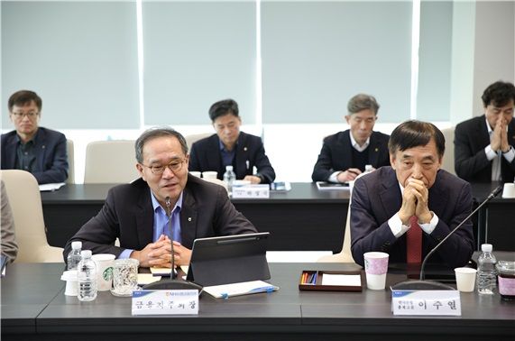 이찬우 NH농협금융지주 회장(왼쪽)이 회의를 주재하고 있다. /NH농협금융지주 제공
