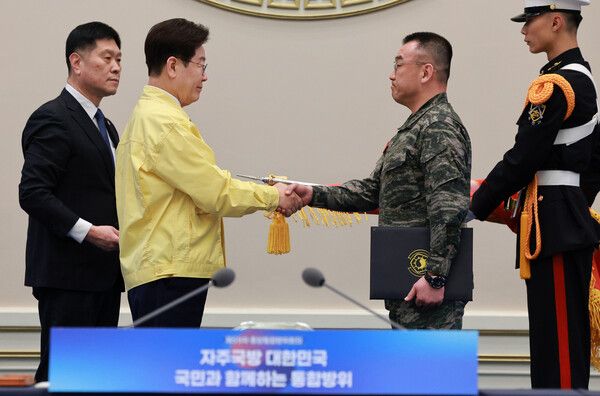 이재명 대통령이 23일 청와대에서 열린 제59차 중앙통합방위회의에서 제6여단에 대통령 단체표창을 수여한 뒤 김지영 해병대 제6여단 부여단장과 악수하고 있다. /사진=뉴시스