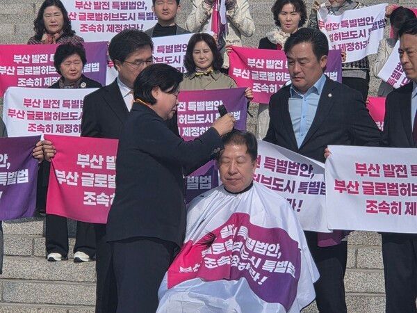 박형준 부산시장이 23일 오전 글로벌허브도시특별법 통과를 촉구하며 삭발을 감행하고 있다. /박형준 시장 페북