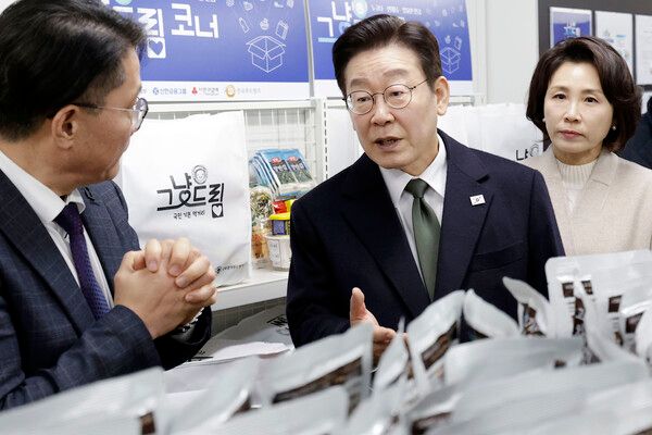 이재명 대통령과 김혜경 여사가 11일 충북 충주시 충주시건강복지타운 내 그냥드림 코너를 방문해 운영 현황을 점검하고 있다. '그냥드림'은 정부가 생계에 어려움을 겪는 국민을 위해 기본 먹거리·생필품을 지원하는 사업이다. /사진=뉴시스