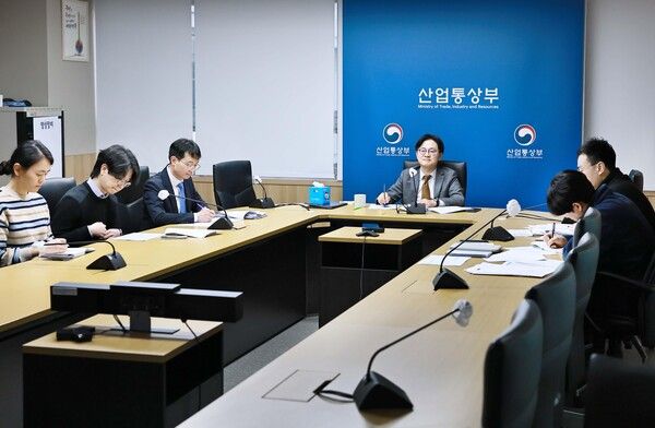 김정관 산업통상부 장관이 지난 20일 세종시 정부세종청사에서 사드 빈 셰리다 알 카비 카타르 에너지 담당 국무장관과 화상으로 면담하고 있다. /산업통상부