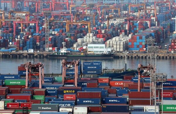 부산 남구 신선대(사진 아래) 및 감만(위) 부두 야적장에 수출입 컨테이너가 쌓여 있다. /사진=뉴시스