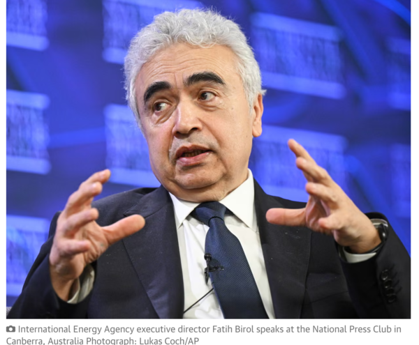 국제에너지기구(IEA) 사무총장 파티흐 비롤이 호주 캔버라의 내셔널 프레스 클럽에서 연설하고 있다. /가디언지 갈무리