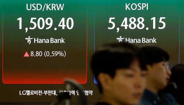 23일 오전 하나은행 딜링룸 전광판 /사진=뉴시스