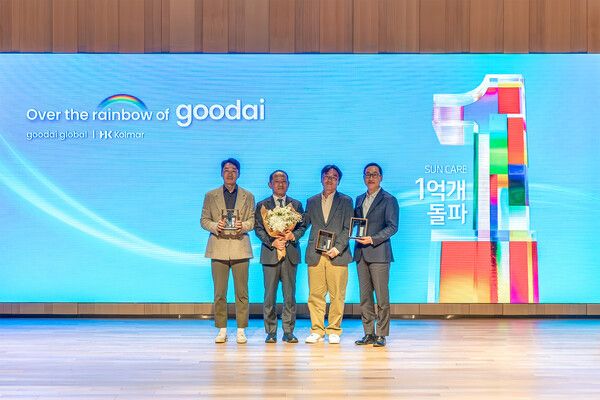 지난 23일 서울 서초구 종합기술원에서 열린 ’오버 더 레인보우 오브 구다이’ 행사에서 최현규 한국콜마 대표이사(왼쪽 두번째)가 라운드랩 이영학 대표(왼쪽 첫번째), 구다이글로벌 원재성 전략기획본부장(왼쪽 세번째), 스킨1004 전항일 대표(왼쪽 네번째)와 기념사진을 촬영하고 있다.