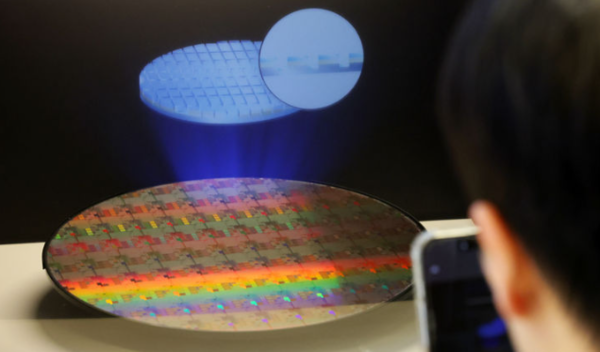 세미콘 코리아 2026에 전시된 반도체 웨이퍼 / 사진=뉴시스 (포인트경제)