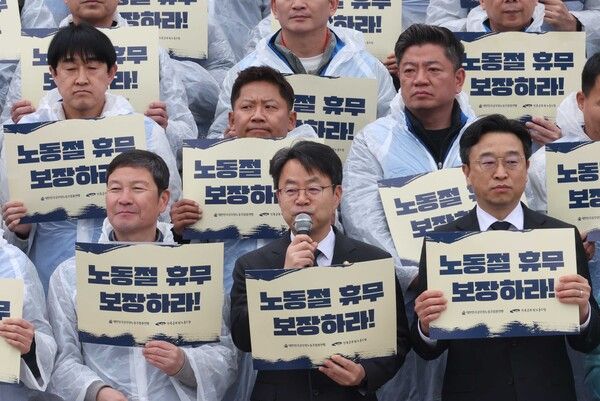 박홍배 더불어민주당 의원이 지난 18일 오후 서울 여의도 국회 본청 계단에서 열린 공무원 5.1 노동절 휴무 쟁취 기자회견에서 발언을 하고 있다. /사진=뉴시스