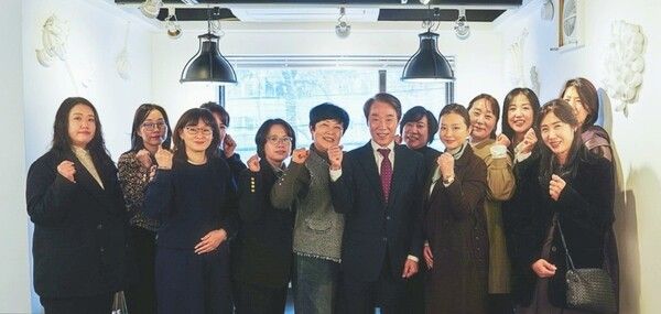 최윤홍 예비후보(가운데)가 25일 오전 부산 수영구에서 부산학부모연합회 16개 구·군 임원들과 만나 지역별 교육 현안과 개선 과제를 논의한 뒤 기념촬영을 하고 있다. /최윤홍 캠프