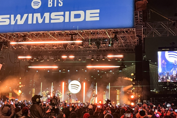 23일(현지시간) 미국 뉴욕 맨해튼 피어17에서 '스포티파이 X&nbsp;BTS&nbsp;: 스윔사이드' 행사 중인 방탄소년단. /사진=연합뉴스