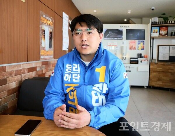 더불어민주당 강태인 부산 사하구의원 예비후보가 지난 23일 포인트경제와 인터뷰를 갖고 청년 정치인으로서 지방선거에 임하는 각오와 지역 현안에 대한 소신을 밝히고 있다. (사진=윤선영) ⓒ포인트경제