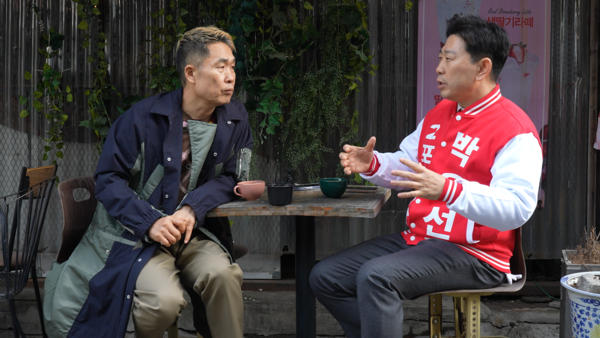 박용선 국민의힘 포항시장 예비후보가 25일 포항시 남빈동에서 코메디언 이창명씨와 포항 코미디 문화상권에 대한 대담을 나누고 있다. 사진=박용선 포항시장 예비후보(포인트경제)