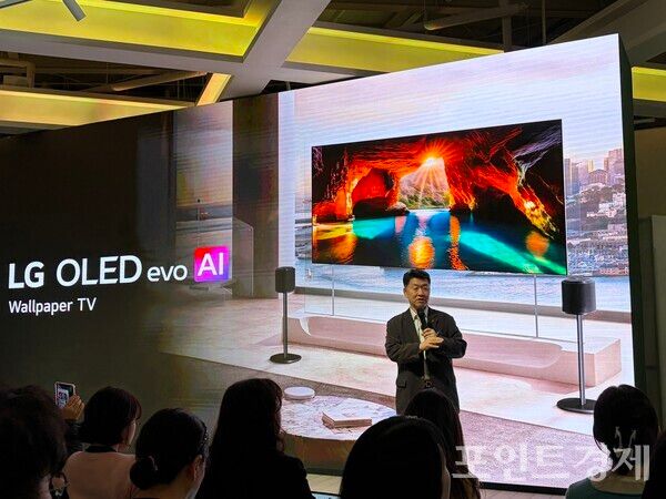 LG전자는 지난 25일&nbsp;2026년형&nbsp;TV&nbsp;신제품을&nbsp;출시하고,&nbsp;서울&nbsp;양평동&nbsp;그라운드220에서&nbsp;국내&nbsp;언론에&nbsp;신제품을&nbsp;공개하는&nbsp;설명회를&nbsp;진행했다. 신제품에 대해 설명하고 있는&nbsp;백선필 LG전자 디스플레이 CX담당. (포인트경제)