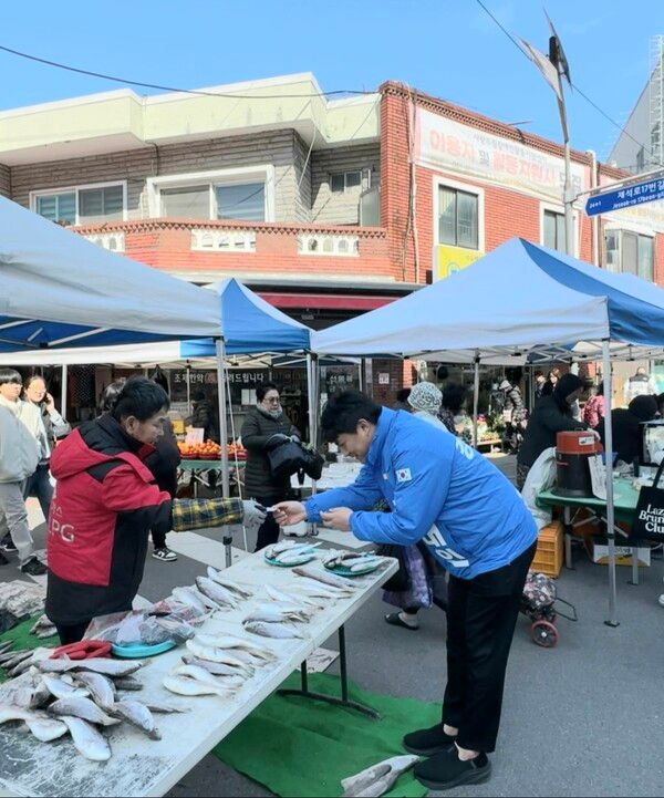 더불어민주당 강태인 부산 사하구의원 예비후보가 최근 지역구 재래시장에서 상인과 대화를 나누고 있다. /강태인 예비후보