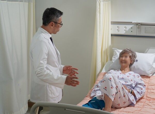 서동석 연세사랑병원 재수술센터 원장이 환자의 상태를 살피고 있다. /연세사랑병원