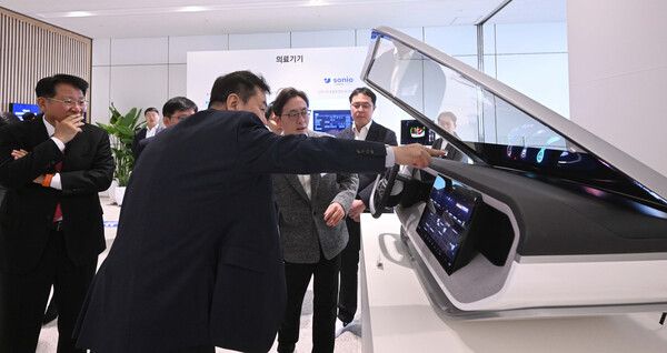 지난&nbsp;19일 경기 수원시 영통구 수원컨벤션센터에서 열린 제56기&nbsp;삼성전자&nbsp;정기주주총회에서 주주들이&nbsp;하만&nbsp;전장과 오디오를 보고 있다. /사진=뉴시스