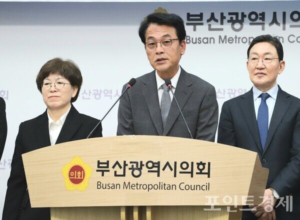 더불어민주당 부산시당 선거관리위원회가 27일 오전 10시 부산시의회 브리핑룸에서 중구·서구·금정구·수영구 등 4개 지역 경선 후보를 발표하고 공명선거 실천 서약식을 개최한 가운데&nbsp;김도경 부산시당 선거관리위원장이 경선 진행 방향을 설명하고 있다.&nbsp;(사진=윤선영) ⓒ포인트경제