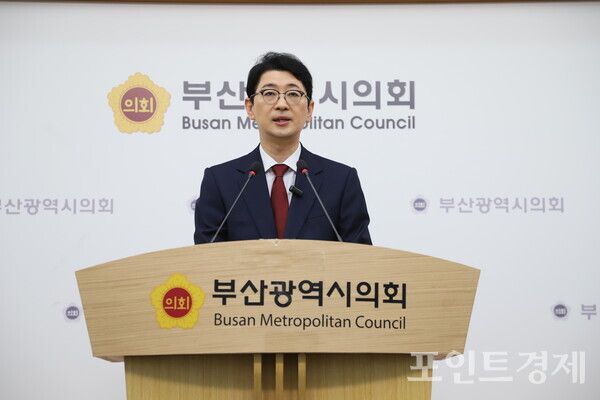 오는 6.3 지방선거 부산시장 선거에 도전장을 낸 국민의힘 주진우 의원이 27일 오후 3시 부산시의회 브리핑룸에서 기자회견을 열고 전재수 의원을 공직선거법상 허위사실 공표 혐의로 부산경찰청과 합동수사본부에 형사 고발한다고 밝히고 있다. (사진=윤선영) ⓒ포인트경제