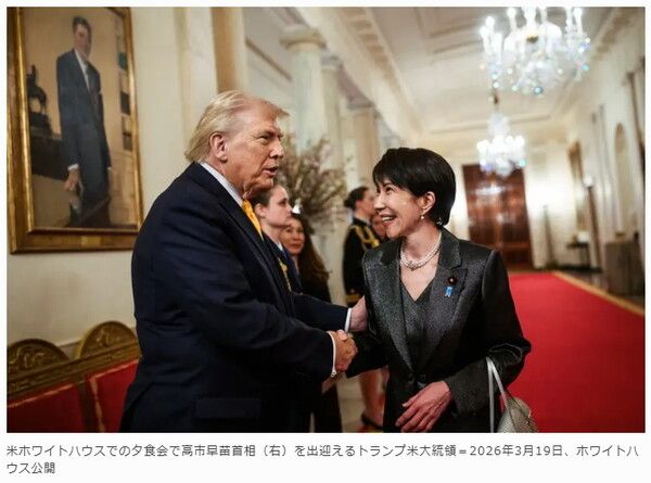 미 백악관 만찬장에서 다카이치 사나에 일본 총리(오른쪽)를 맞이하는 트럼프 미국 대통령/마이니치신문 보도분 갈무리(포인트경제)