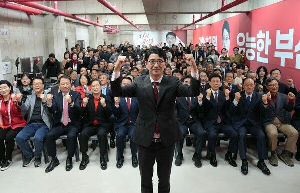 국민의힘 부산시장 경선에 나선 주진우 의원이 28일 선거사무소 개소식을 열고 ‘세대교체’와 ‘강한 추진력’을 전면에 내세우며 본격적인 세 결집에 나선 가운데 참석자들과 화이팅을 외치고 있다. /주진우 캠프