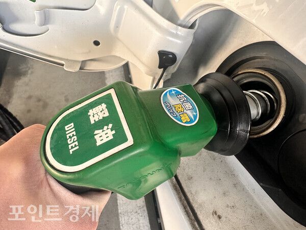 유가 상승으로 부담이 커지는 가운데 주유소에서 차량에 연료를 넣고 있는 모습 /사진=박진우 특파원 ⓒ포인트경제