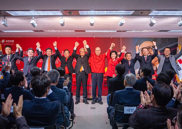 박형준 부산시장이 28일 오전 부산진구 동아빌딩에 마련된 캠프에서 지지자와 시민들이 모인 가운데 선거전 출발을 선언한 뒤 참석자들과 기념촬영을 하고 있다. 사진 왼쪽부터&nbsp;정성국·이성권·김대식·박수영 국회의원, 정의화 전 국회의장, 박형준 시장, 김희정·백종헌·조승환·곽규택 국회의원. /박형준 캠프