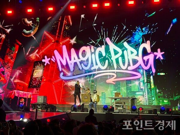 크래프톤의 대표작 'PUBG: 배틀그라운드' 출시 9주년 행사 현장에서 진행된 일루셔니스트 이은결의 마술쇼. (포인트경제)
