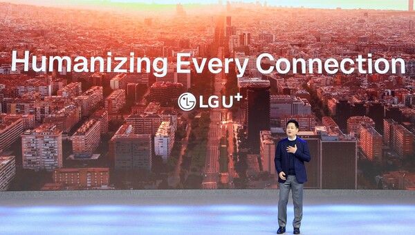 2일(현지시간) 스페인 바르셀로나에서 열린 MWC26 개막일 기조 연설에 나선 홍범식 LG유플러스 CEO의 모습. [사진=LGU+] (포인트경제)