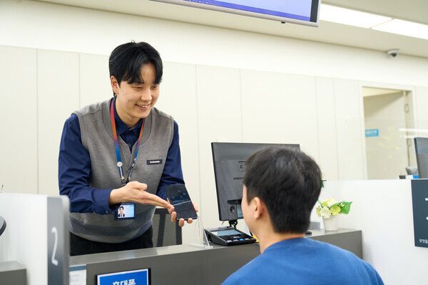 삼성전자 서비스 엔지니어가 예약 서비스를 제공하고 있다. /사진제공=삼성전자