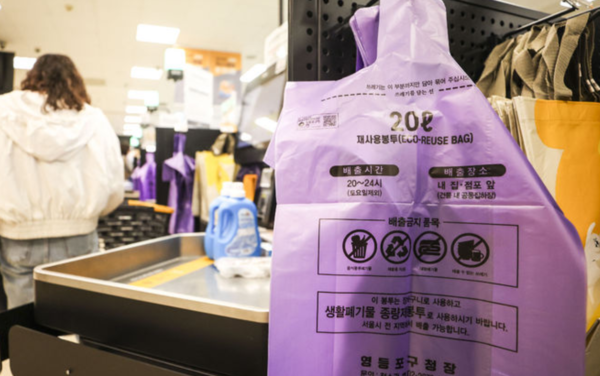 중동사태 여파로 '나프타' 공급이 불안정해지면서 비닐 수급에 비상이 걸린 가운데 30일 서울시내 대형마트에 종량제 봉투가 진열되어 있다. /사진=뉴시스