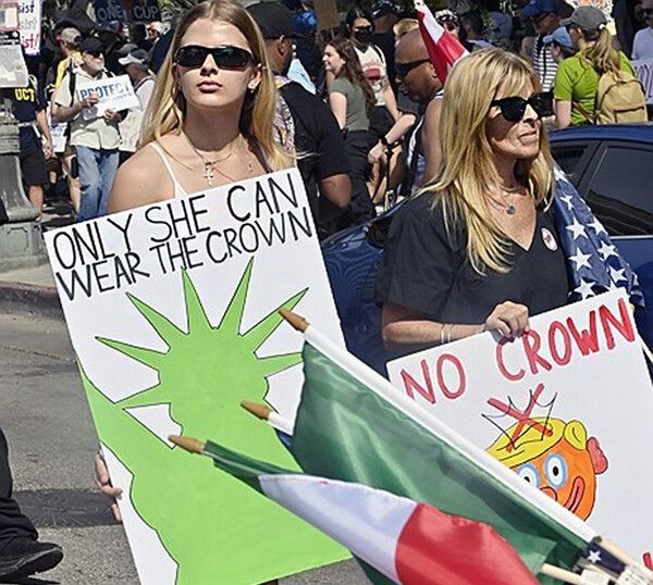 로스앤젤레스에서 열린 대규모 '노 킹스(No Kings)' 시위에 참가한 사람들 / 사진=UPI 연합뉴스