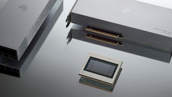 리벨리온의 AI 반도체 '리벨100' 칩과 카드 이미지. [사진=리벨리온] (포인트경제)