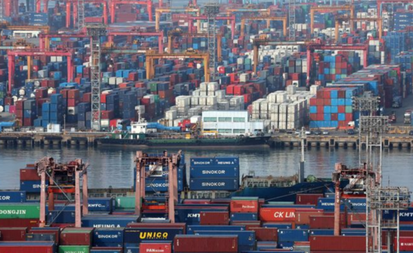 지난 11일&nbsp;부산 남구 신선대(사진 아래) 및 감만(위) 부두 야적장에 수출입 컨테이너가 쌓여 있다. /사진=뉴시스