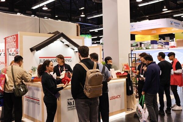 미국 'NPEW 2026'에서 관람객들이 정관장 부스에 방문하며 홍삼을 체험하고 있다. /사진제공=KGC