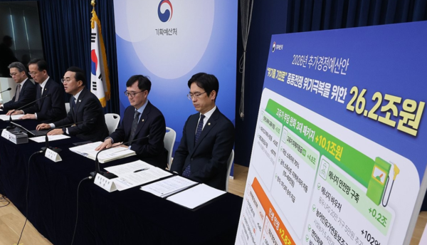 박홍근 기획예산처 장관이 지난 27일 세종시 정부세종청사에서 중동 사태 대응을 위한&nbsp;2026년도&nbsp;추가경정 예산안에 대해 브리핑하고 있다. /사진=연합뉴스