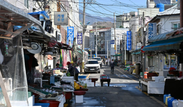 지난&nbsp;8일 오전 경남 사천시 삼천포전통수산시장이 주말임에도 불구하고 한산한 모습을 보이고 있다. /사진=뉴시스