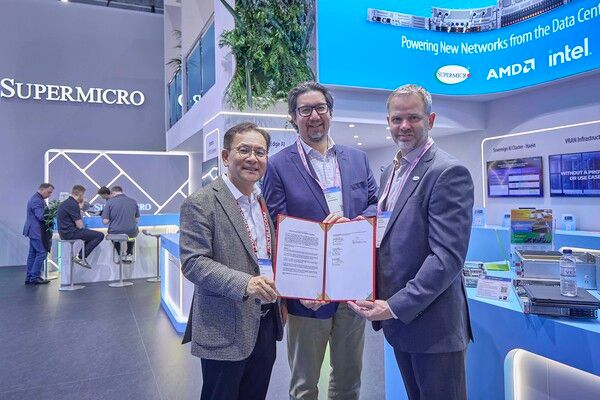 MWC26 슈퍼마이크로 전시관에서 기념 촬영 중인 (왼쪽부터) 하민용 SKT AI DC 사업 담당, 앤드류 브래드너 슈나이더 일렉트릭 수석 부사장, 클레이 시먼스 슈퍼마이크로 부사장의 모습. [사진=SKT] (포인트경제)