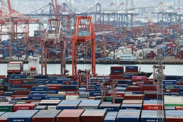 지난 1일&nbsp;부산 남구 신선대(사진 아래) 및 감만(위) 부두 야적장에 수출입 컨테이너가 쌓여 있다. /사진=뉴시스