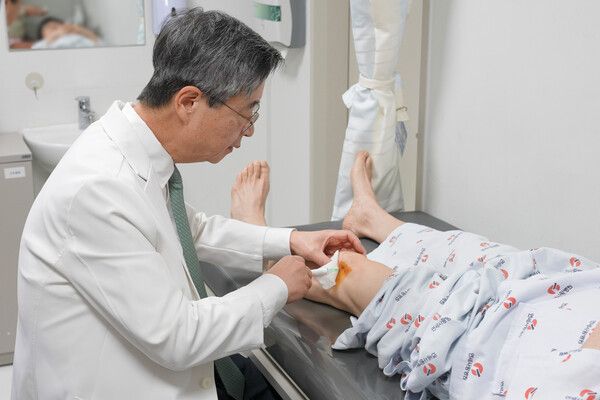 고용곤 연세사랑병원 병원장이 환자의 무릎 관절강내 SVF를 주사하고 있다. /연세사랑병원