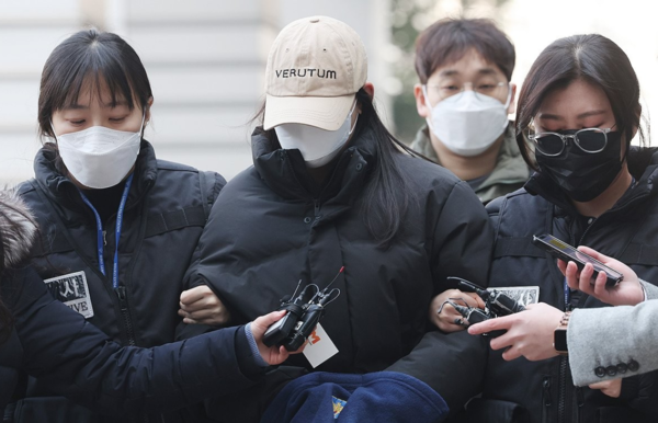서울&nbsp;강북구&nbsp;수유동 모텔에서 남성 2명을 숨지게 한 혐의를 받는 20대 여성 A씨가 12일 서울북부지법에서 영장실질심사를 받기 위해 출석하고 있다. /사진=연합뉴스