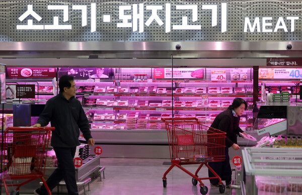 5일 서울 시내 한 대형마트에서 시민들이 축산물을 살펴보고 있다. /사진=뉴시스