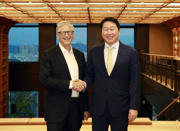 최태원 SK그룹 회장(사진 오른쪽)과 빌 게이츠 테라파워 창업자 겸 이사회 의장이 지난해 8월 서울 종로구 SK서린빌딩에서 만나 악수를 하고 있다. /SK수펙스추구협의회 제공