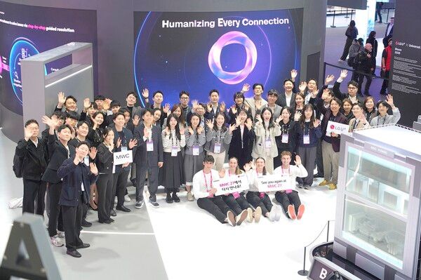 스페인 바르셀로나에서 공개된 LG유플러스 MWC26 전시관에서 임직원들이 행사 마무리를 하는 모습. [사진=LG U+] (포인트경제)