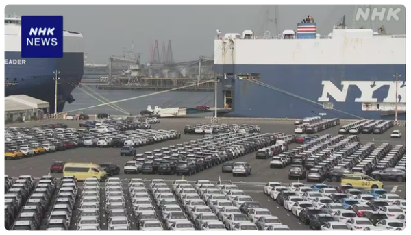 본 항만 야적장에 수출용 자동차들이 줄지어 대기하고 있다/NHK 보도분 갈무리(포인트경제)