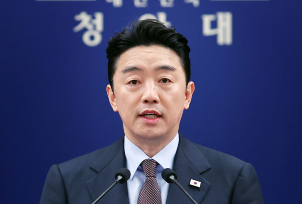 강훈식 대통령 비서실장이 6일 청와대에서 UAE 체류 국민 귀국 지원 및 원유 확보 관련 브리핑을 하고 있다. /사진=뉴시스